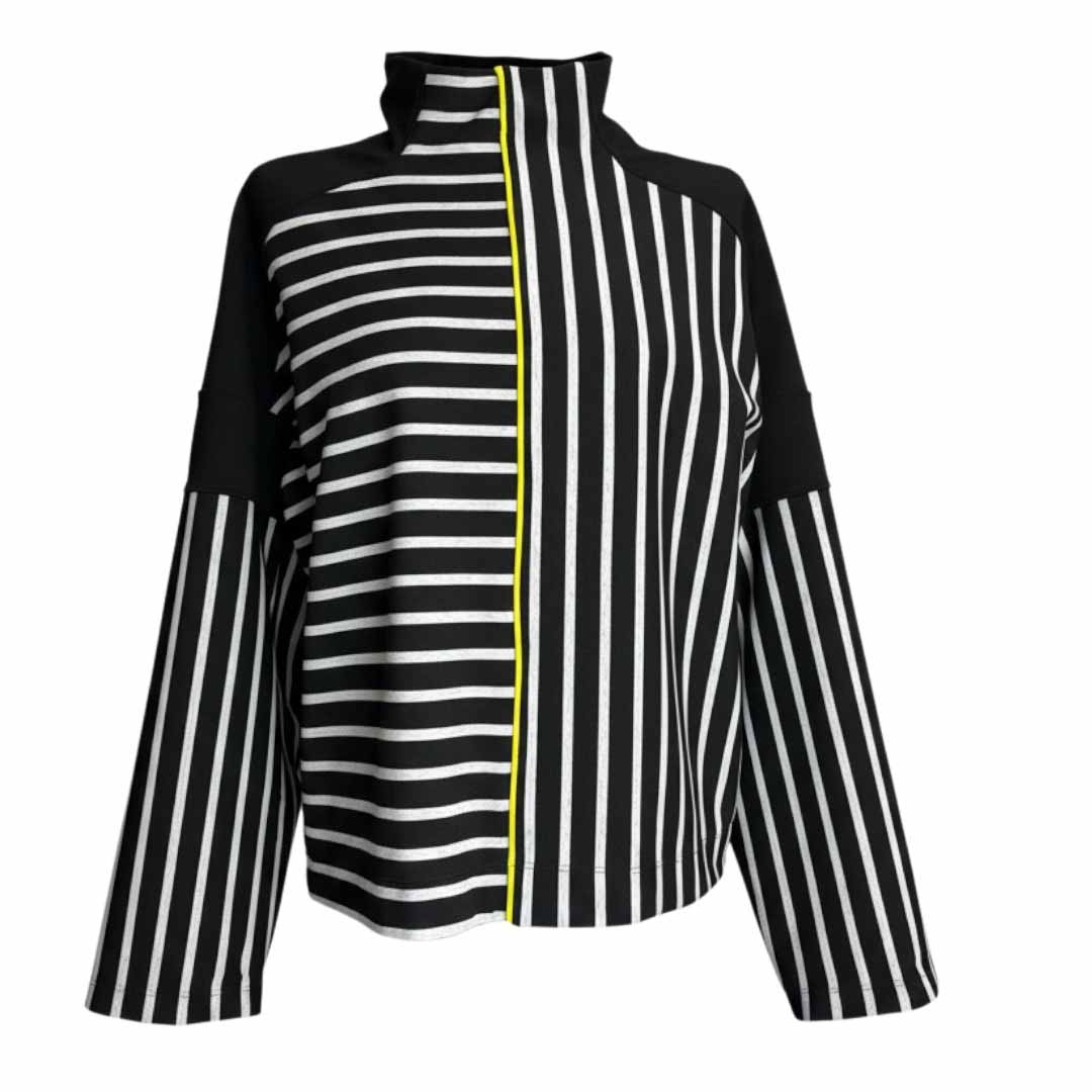 Maak een onuitwisbare indruk met de Yellow Stripe sweater van CLAU-D. Ontwerpster Claudia Träumer heeft met deze trui het spelen met strepen tot een ware kunst verheven. Deze speelse, asymmetrische belijning begint langzaam maar zeker een herkenbare huisstijl van het Arnhemse label te worden.