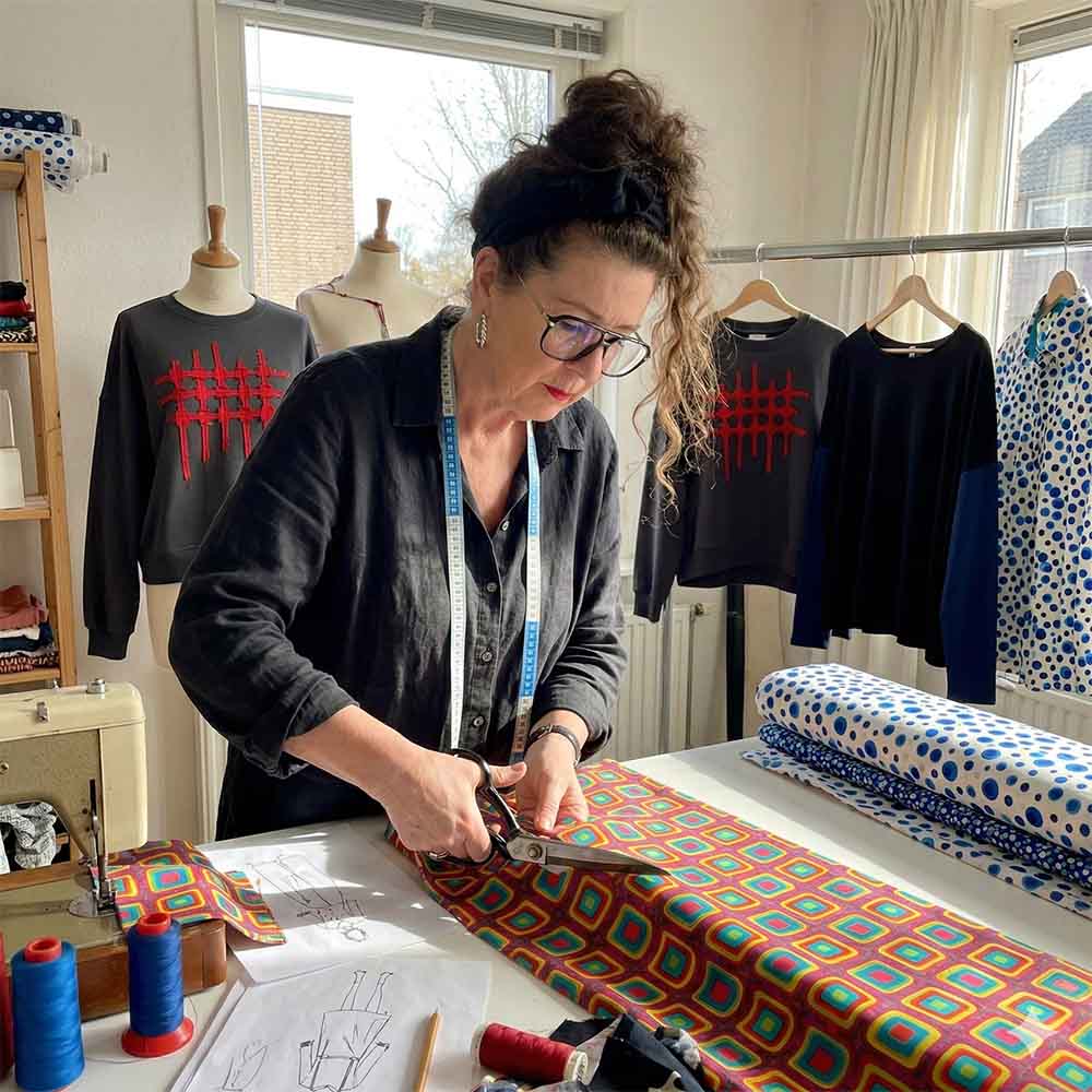 Van Atelier tot Garderobe: Het Ambacht achter de Handbewerkte Sweaters van CLAU-D