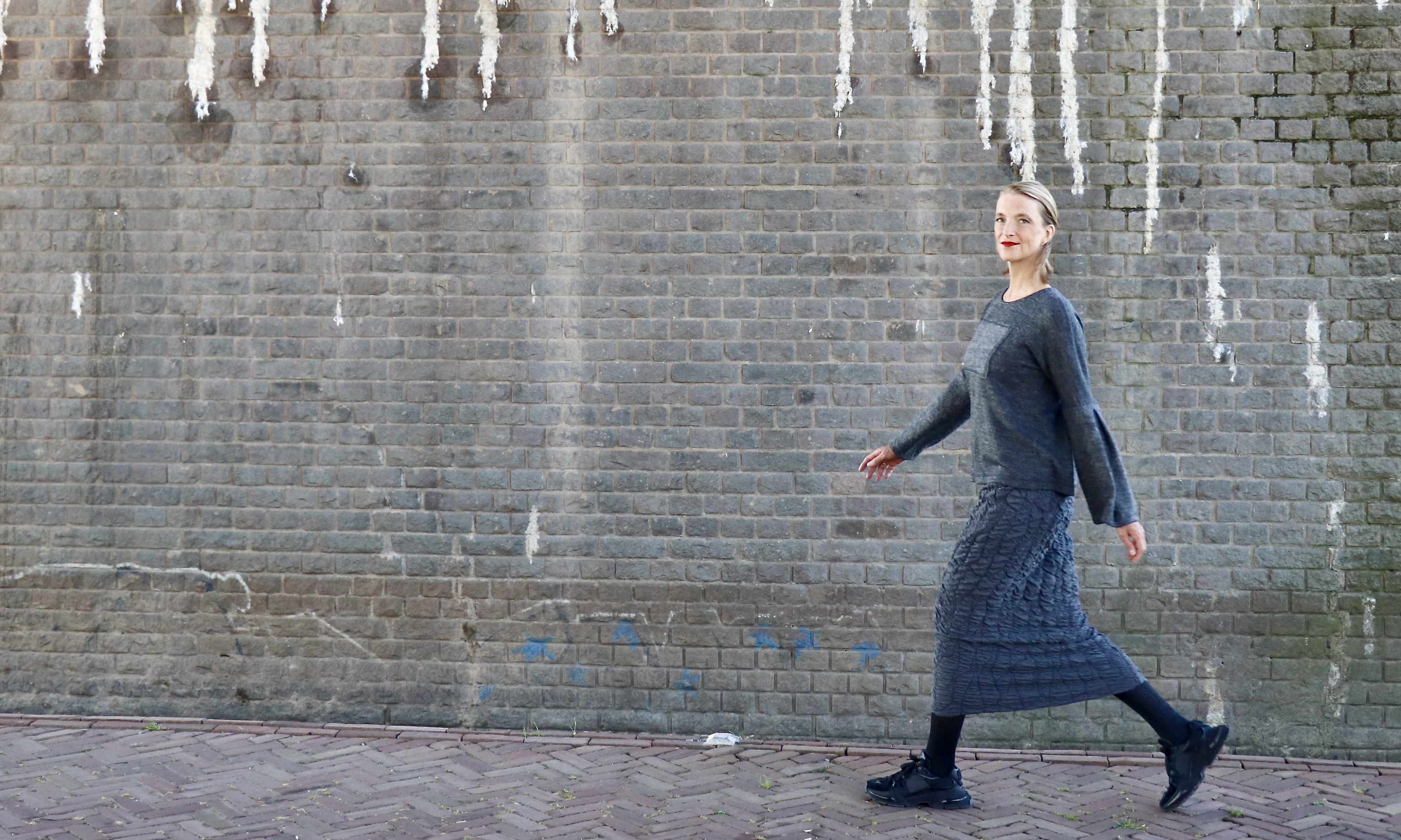 Wintertrend 2025: de midijurk – stijlvol, warm en artistiek