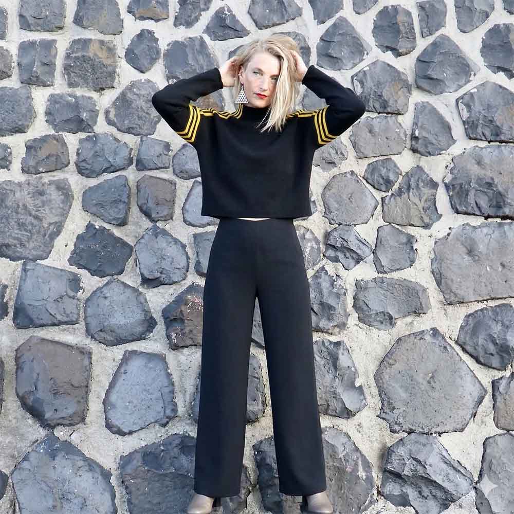 Zwarte Marlene Dietrich broek met cropped zwarte trui met gele strepen, ontworpen door Claudia Träumer voor CLAU-D in Arnhem.