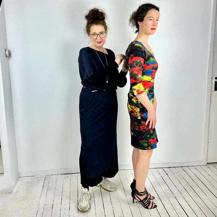 Claudia Träumer van CLAU-D in Arnhem neemt de maten op bij een klant met een meetlint, een essentiële stap bij het op maat laten maken van een unieke jurk of trui.