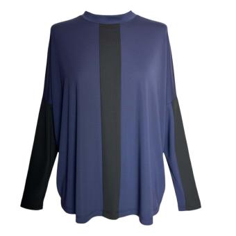 Vooraanzicht van de asymmetrische blauwe top 'Blue Night' van CLAU-D, met een opvallende verticale zwarte strook in het midde