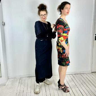 Ontwerpster Claudia Träumer van CLAU-D Maatwerk Kleding voouert een nauwkeurige passessie uit bij een klant in haar boutique