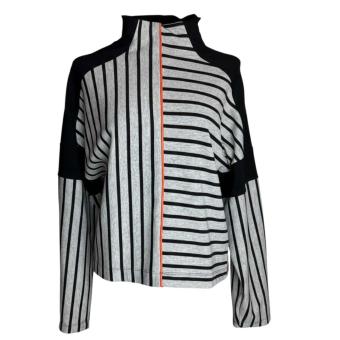 Vooraanzicht van de zwart-grijs gestreepte sweater 'Orange Stripe' van CLAU-D, met een stoere opgeknipte halslijn, oranje pip