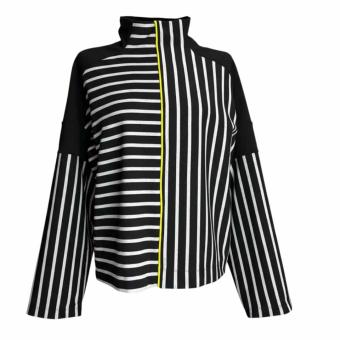 Vooraanzicht van de gestreepte sweater 'Yellow Stripe' van CLAU-D, met een stoere opgeknipte halslijn en een opvallende gele