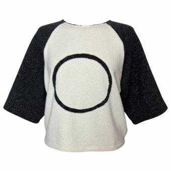 Tweekleurige Grey Ecru Circle top van CLAU-D met sportieve kimono-fit, grote grafische cirkel en luxe zijde-wol gebreide stof