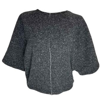 Antracietgrijze Grey Silk top van Italiaanse zijde en wol met kimono-mouwen en een contrasterende ecru siernaad, ontworpen do