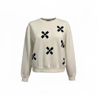 Vooraanzicht van de oversized crème-kleurige sweater 'Cross the line', handmatig bewerkt door CLAU-D met grafische zwarte tri