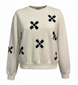 Vooraanzicht van de oversized crème-kleurige sweater 'Cross the line', handmatig bewerkt door CLAU-D met grafische zwarte tri