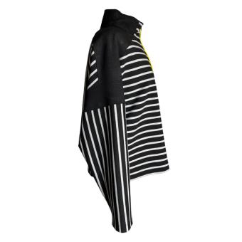 Zijaanzicht van de Yellow Stripe trui van CLAU-D, waarbij de comfortabele, relaxte fit, lange mouwen en de cropped lengte goe