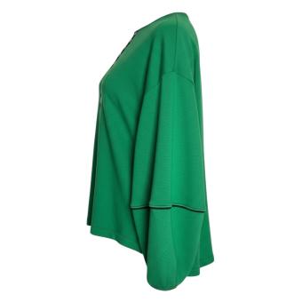 Zijaanzicht van de Green Block trui van CLAU-D, waarbij de relaxte fit, de prachtige ballonmouwen en het zwarte piping biesje
