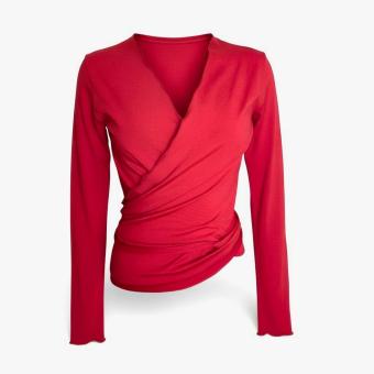 Vooraanzicht van de rode viscose wikkeltop Red Wrap van CLAU-D, stijlvol geknoopt in een lus voor een slank silhouet