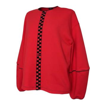 Detailopname van de mouw van trui Red Block met unieke horizontale siernaad en zwart randje.