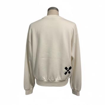 Achteraanzicht van de Cross the line sweater van CLAU-D, met rechtsonder bij de zoom het subtiele terugkerende zwarte tricot 