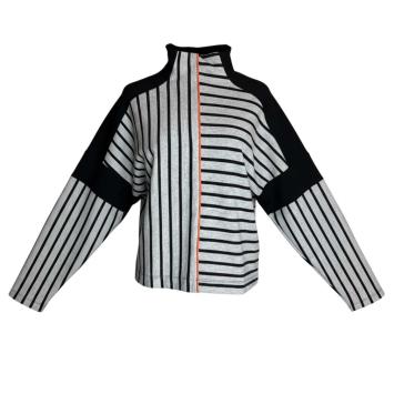 Vooraanzicht van de zwart-grijs gestreepte sweater 'Orange Stripe' van CLAU-D