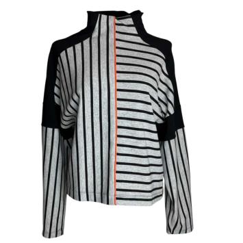 Vooraanzicht van de zwart-grijs gestreepte sweater 'Orange Stripe' van CLAU-D, met een stoere opgeknipte halslijn, oranje pip