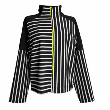 Vooraanzicht van de gestreepte sweater 'Yellow Stripe' van CLAU-D, met een stoere opgeknipte halslijn en een opvallende gele 