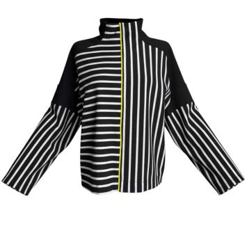 sportieve Yellow Stripe sweater van CLAU-D, met de doorlopende gele skai bies prachtig verwerkt in de soepele Punta di Roma s