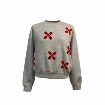 Vooraanzicht van de grijze mêlée cropped sweater 'Red Cross Lines', door CLAU-D vakkundig bewerkt met speelse rode kruisjes v