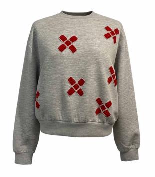 Vooraanzicht van de grijze mêlée cropped sweater 'Red Cross Lines', door CLAU-D vakkundig bewerkt met speelse rode kruisjes v