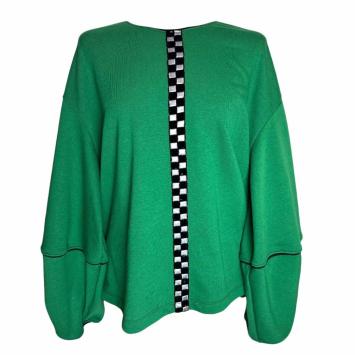 Vooraanzicht van de groene sweater 'Green Block' van CLAU-D, met opvallende volumineuze ballonmouwen en een stoere zwart-witt