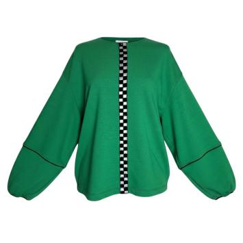 Vooraanzicht van de groene sweater 'Green Block', met opvallende volumineuze ballonmouwen en een stoere zwart-witte band op h