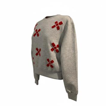 ijaanzicht van de Red Cross Lines sweater, wat de klassieke ingezette mouw en de flatterende korte (cropped) pasvorm perfect 