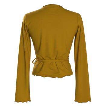 Achterkant van okergeel wikkelvest met elegant strikceintuur in de taille.