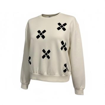 Zijaanzicht van de exclusieve Cross the line sweater, waarbij de relaxte pasvorm en de comfortabele dropped shoulder goed zic