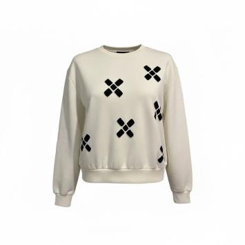 Vooraanzicht van de oversized crème-kleurige sweater 'Cross the line', handmatig bewerkt door CLAU-D met grafische zwarte tri