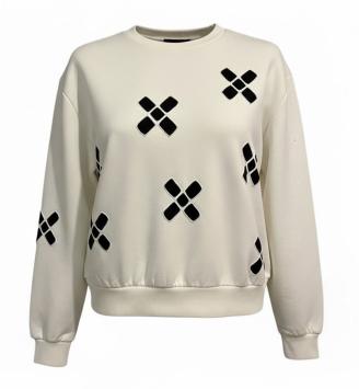 Vooraanzicht van de oversized crème-kleurige sweater 'Cross the line', handmatig bewerkt door CLAU-D met grafische zwarte tri