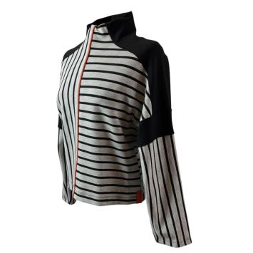 zwart-grijs gestreepte sweater 'Orange Stripe' van CLAU-D, met een stoere opgeknipte halslijn, oranje piping en een relaxte c