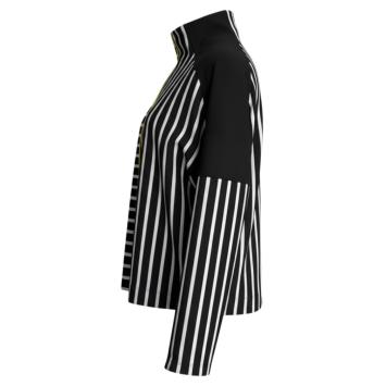 Yellow Stripe trui van CLAU-D, waarbij de comfortabele, relaxte fit, lange mouwen en de cropped lengte goed zichtbaar zijn.