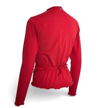 Zijaanzicht van de rode wikkeltop van CLAU-D, waarbij de strakke lange mouwen en de soepele valling van de viscose stof goed