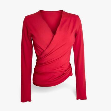 Vooraanzicht van de rode viscose wikkeltop Red Wrap van CLAU-D, stijlvol geknoopt in een lus voor een slank silhouet