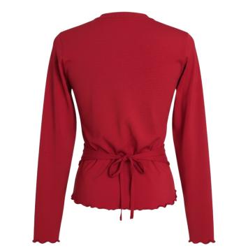 Achterkant van het rode katoenen wikkelvest met een vrouwelijk strikceintuur in de taille.