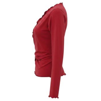 Zijaanzicht van het rode CLAU-D wikkelvest, met focus op de aansluitende pasvorm en elegante mouwen.