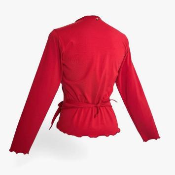Achteraanzicht van het elegante rode wikkelvest Red Wrap van CLAU-D, gemaakt van soepele viscose